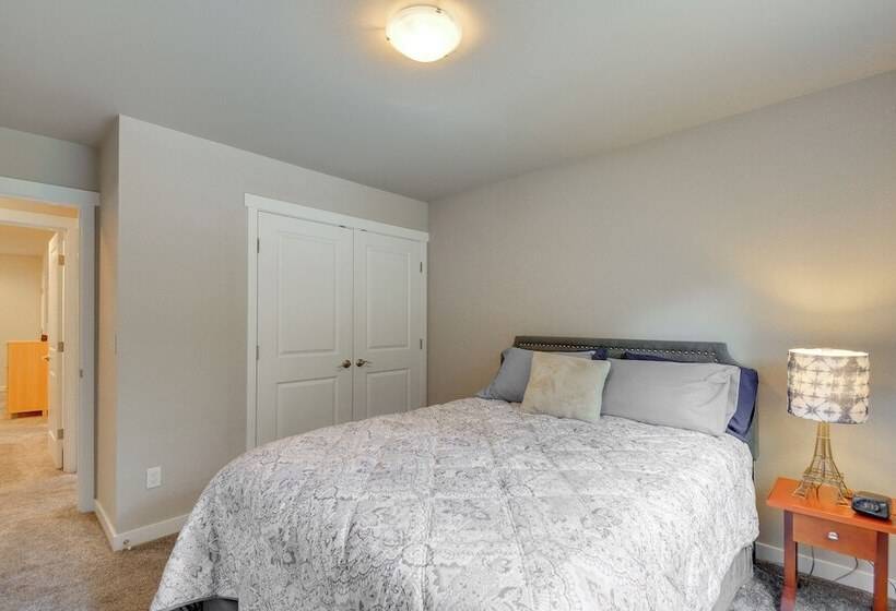 Lakefront Home By Gig Harbor: Quiet Family Retreat