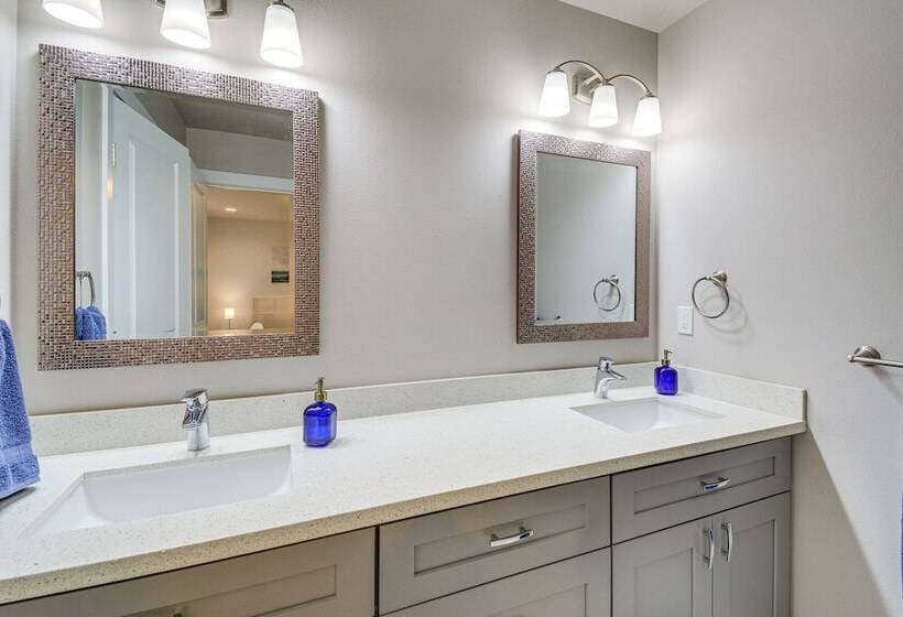 Lakefront Home By Gig Harbor: Quiet Family Retreat