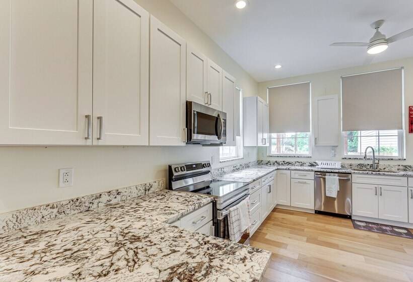 Modern Pittsburgh Home W/ Rooftop Deck & Backyard