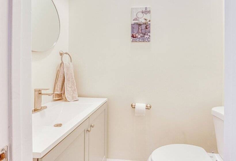 Modern Pittsburgh Home W/ Rooftop Deck & Backyard