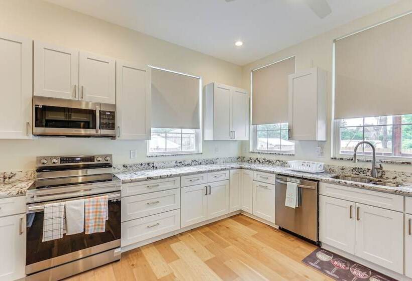 Modern Pittsburgh Home W/ Rooftop Deck & Backyard