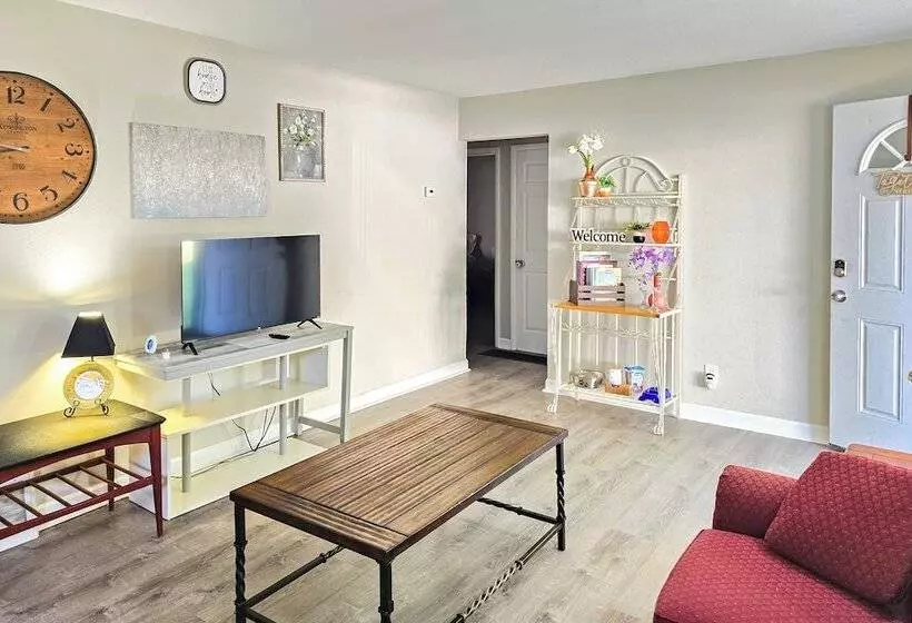 Pet Friendly Home   3 Mi To St Louis Airport