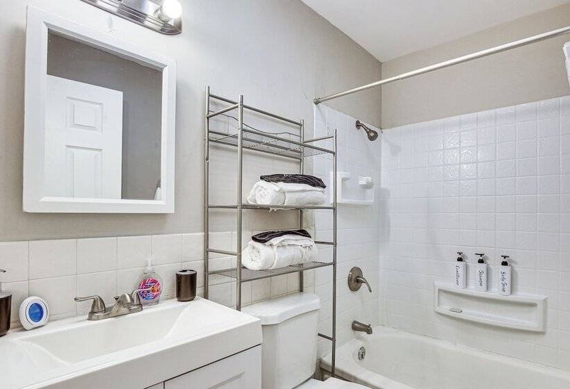 Pet Friendly Home   3 Mi To St Louis Airport