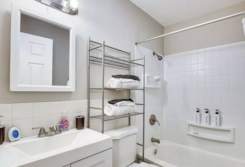Pet Friendly Home   3 Mi To St Louis Airport
