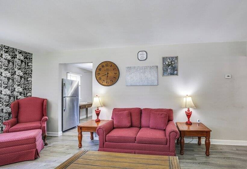 Pet Friendly Home   3 Mi To St Louis Airport