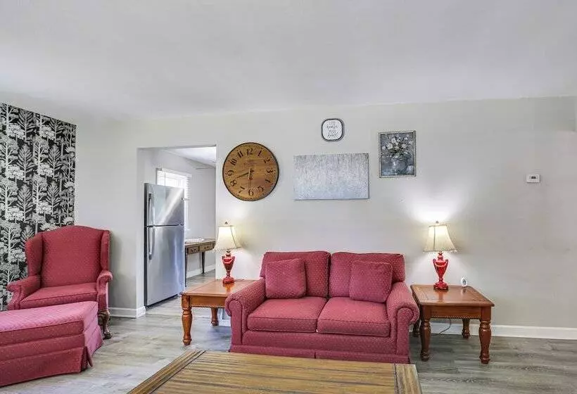 Pet Friendly Home   3 Mi To St Louis Airport