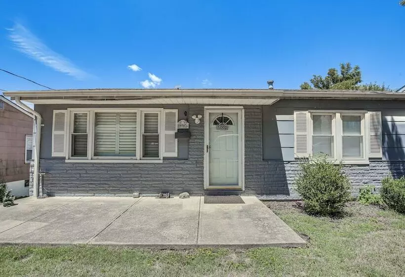 Pet Friendly Home   3 Mi To St Louis Airport