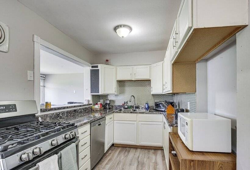 Pet Friendly Home   3 Mi To St Louis Airport