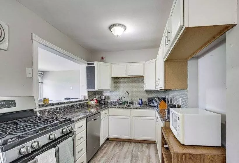 Pet Friendly Home   3 Mi To St Louis Airport