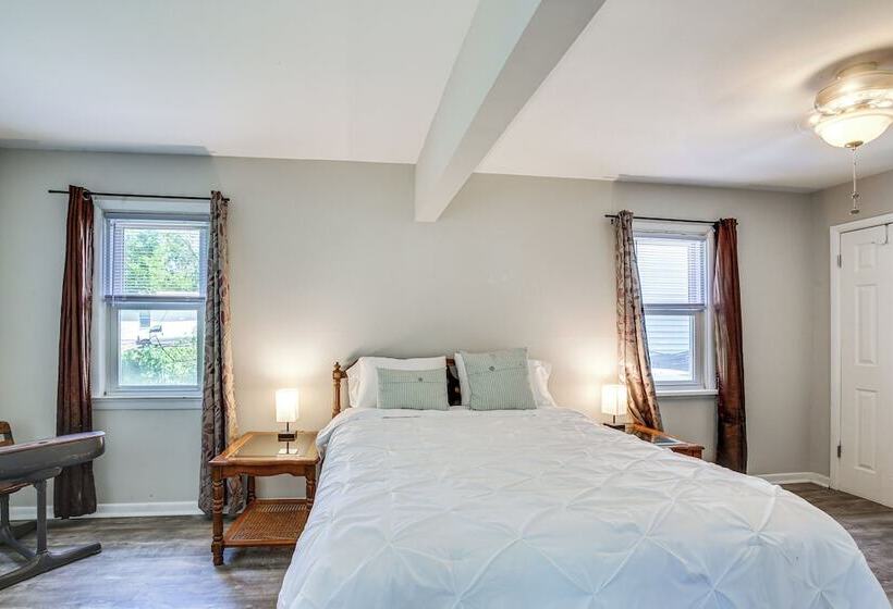 Pet Friendly Home   3 Mi To St Louis Airport