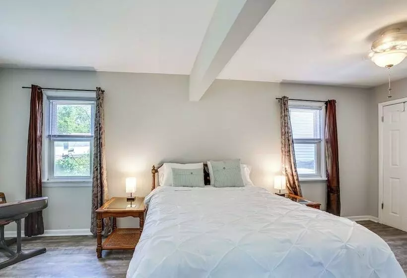 Pet Friendly Home   3 Mi To St Louis Airport
