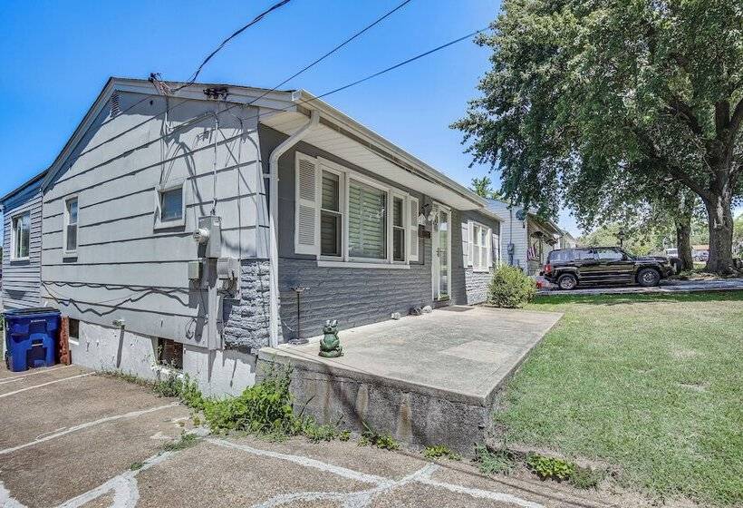 Pet Friendly Home   3 Mi To St Louis Airport