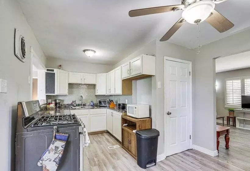 Pet Friendly Home   3 Mi To St Louis Airport