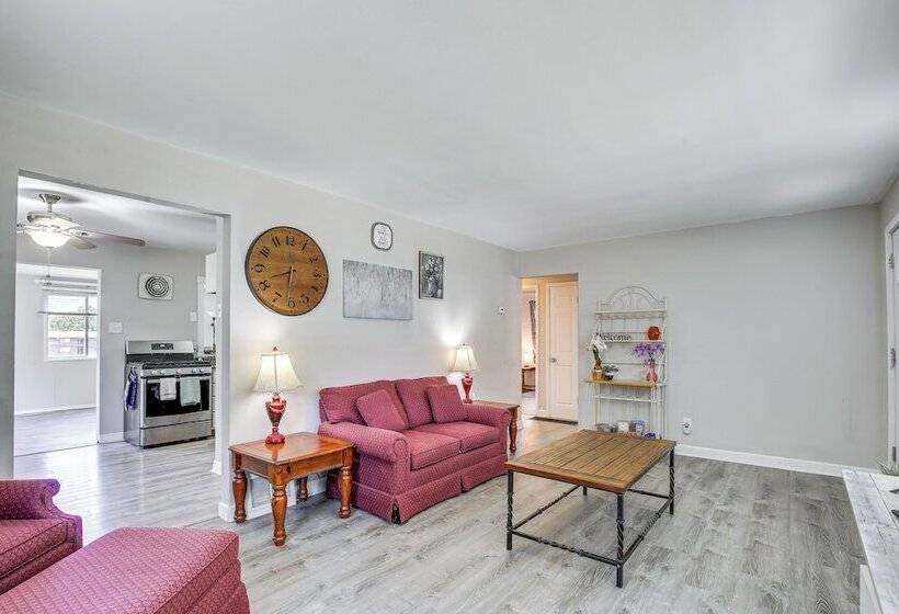 Pet Friendly Home   3 Mi To St Louis Airport