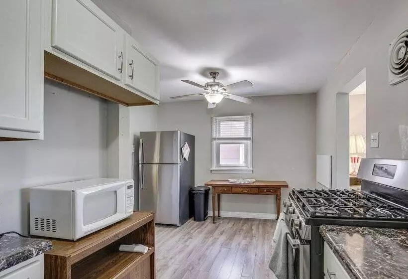 Pet Friendly Home   3 Mi To St Louis Airport