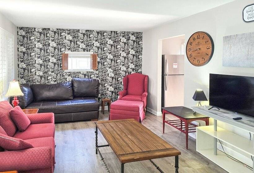 Pet Friendly Home   3 Mi To St Louis Airport