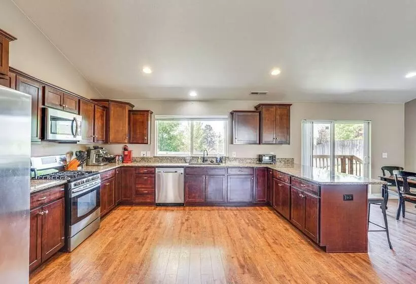 Pet Friendly Klamath Falls Home W/ Private Yard!