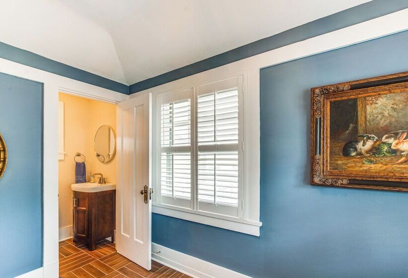 Walkable Zelienople Home W/ Patio & Grill!