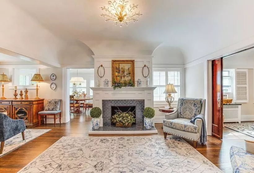 Walkable Zelienople Home W/ Patio & Grill!