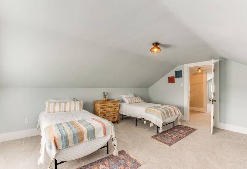 Walkable Zelienople Home W/ Patio & Grill!