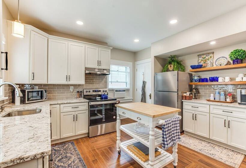 Walkable Zelienople Home W/ Patio & Grill!