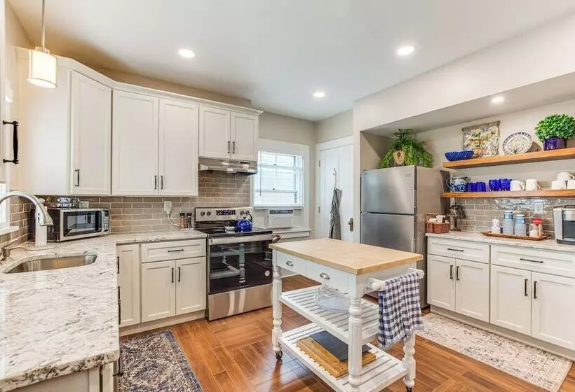 Walkable Zelienople Home W/ Patio & Grill!