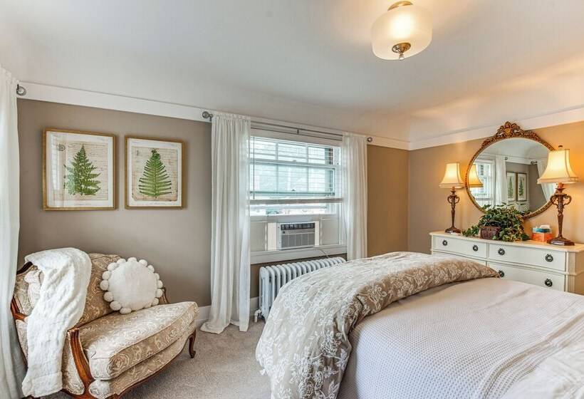 Walkable Zelienople Home W/ Patio & Grill!