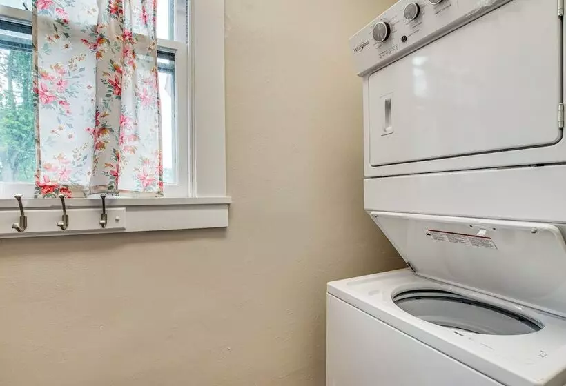 Walkable Zelienople Home W/ Patio & Grill!