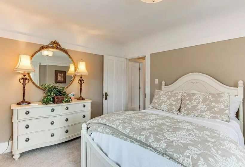 Walkable Zelienople Home W/ Patio & Grill!