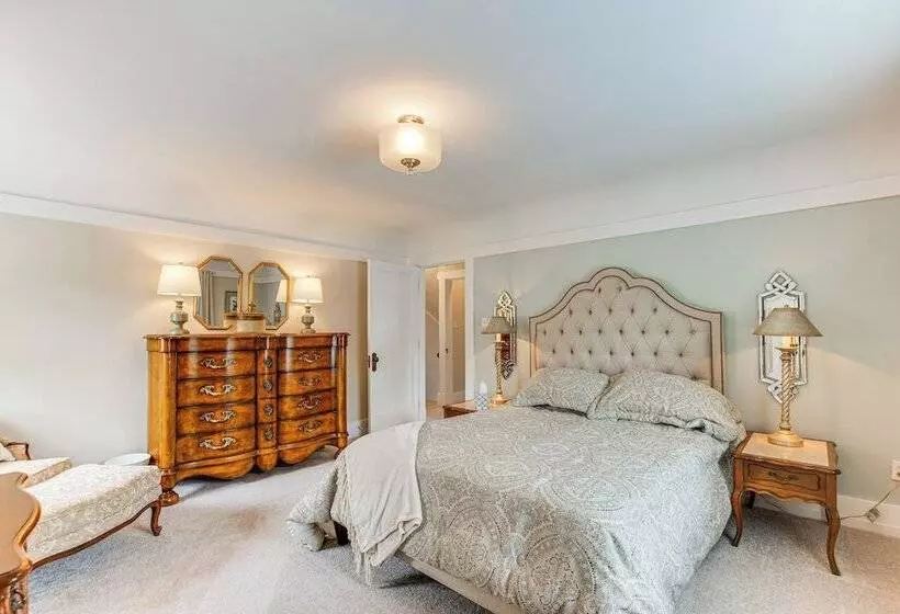 Walkable Zelienople Home W/ Patio & Grill!