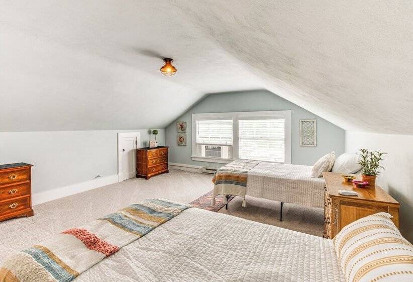 Walkable Zelienople Home W/ Patio & Grill!