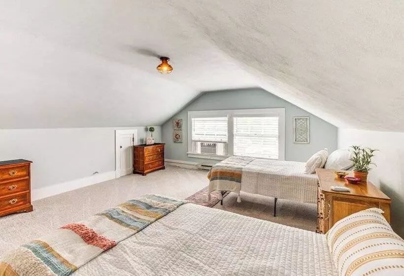 Walkable Zelienople Home W/ Patio & Grill!