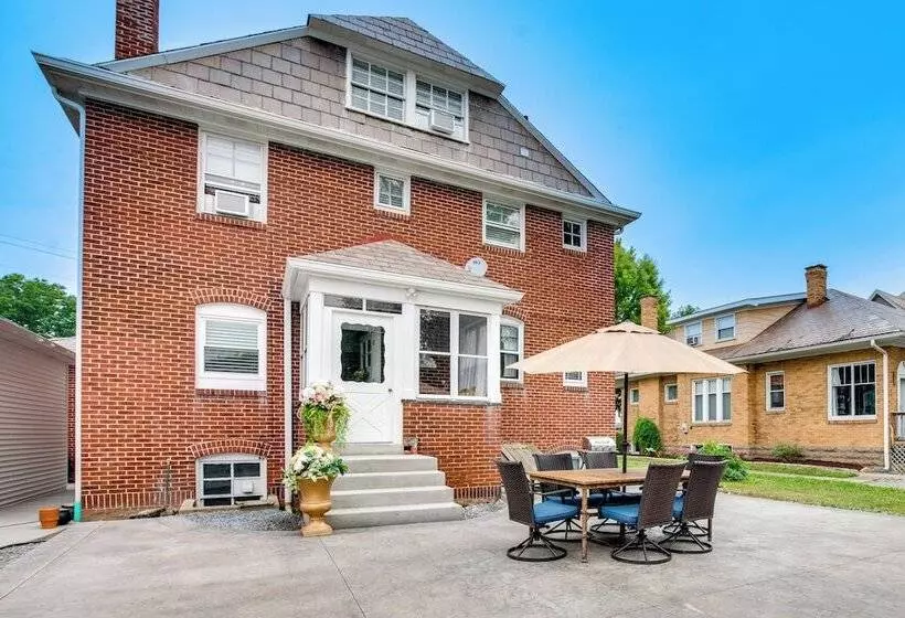 Walkable Zelienople Home W/ Patio & Grill!