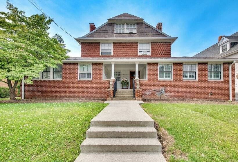 Walkable Zelienople Home W/ Patio & Grill!