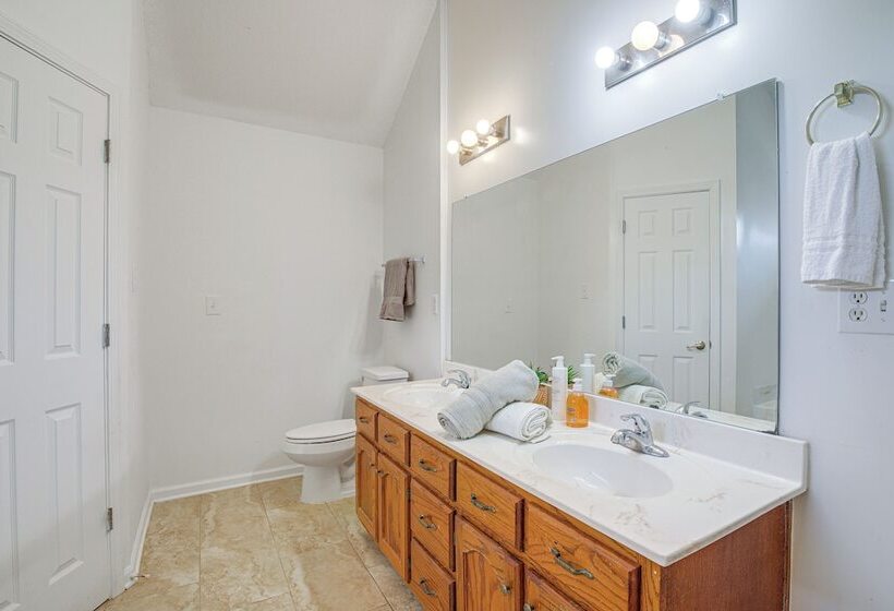 Large Backyard: Peaceful Home In Southaven!