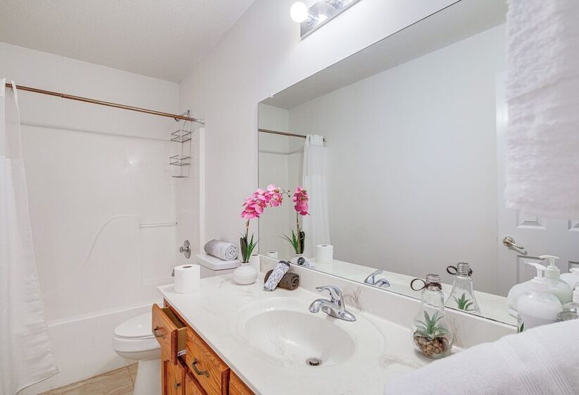 Large Backyard: Peaceful Home In Southaven!