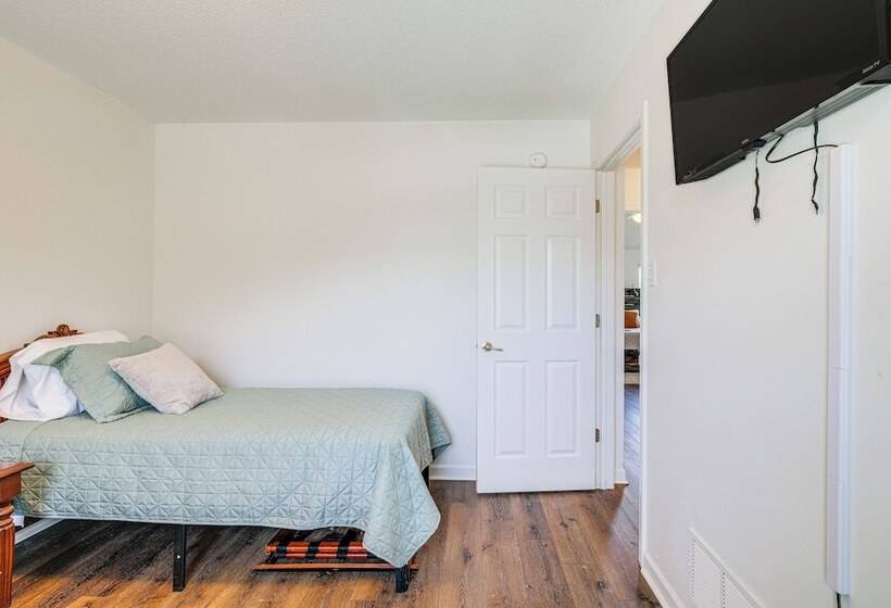 Large Backyard: Peaceful Home In Southaven!