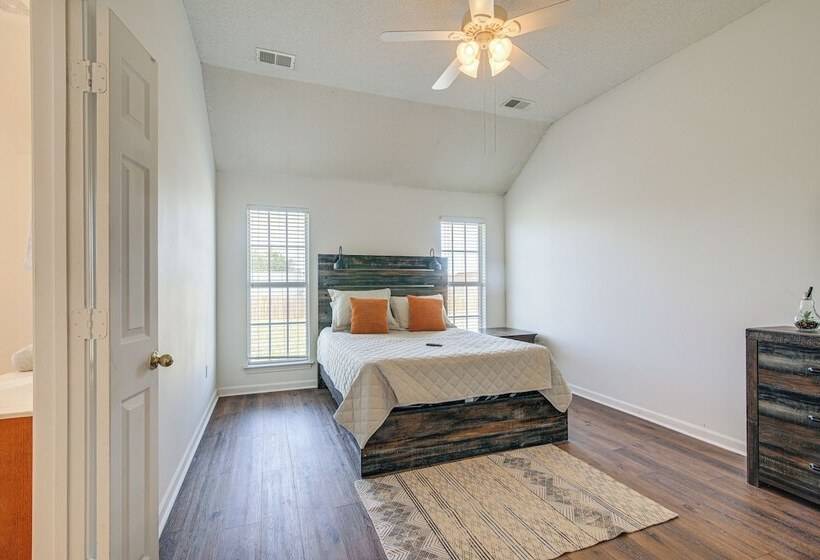 Large Backyard: Peaceful Home In Southaven!