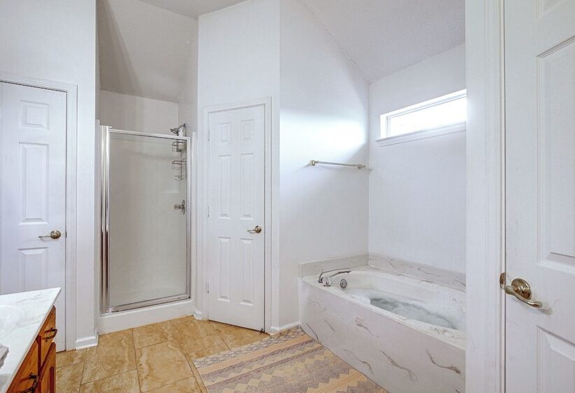 Large Backyard: Peaceful Home In Southaven!