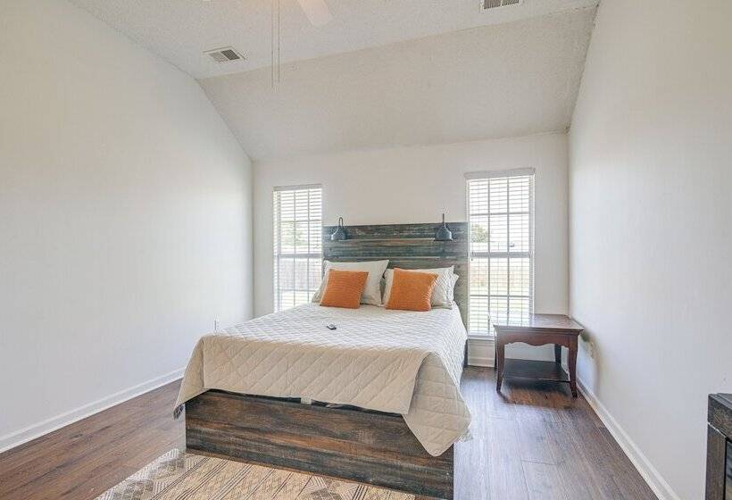 Large Backyard: Peaceful Home In Southaven!