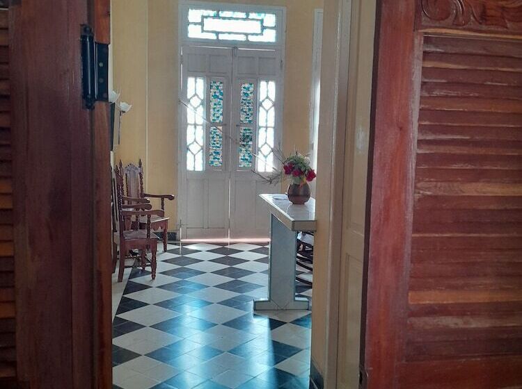 تختخواب و صبحانه Adrianos Hostal