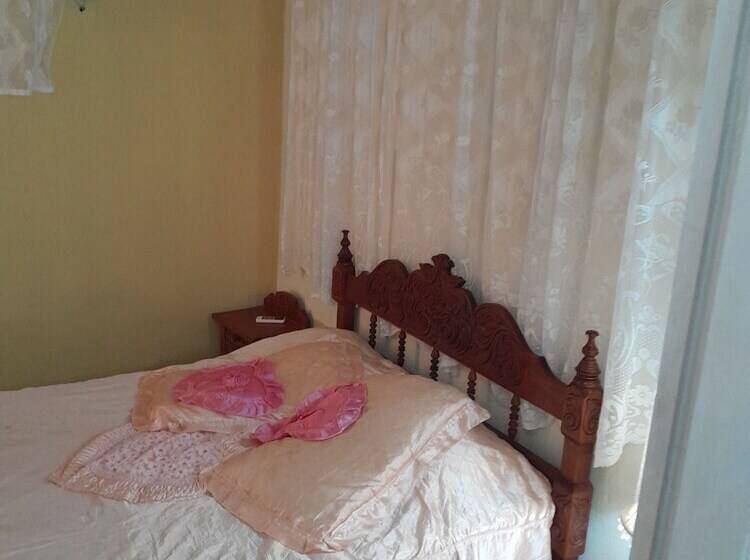 تختخواب و صبحانه Adrianos Hostal