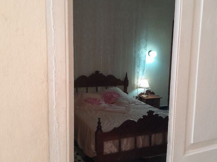 تختخواب و صبحانه Adrianos Hostal