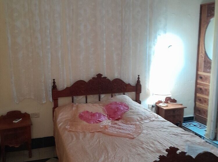 تختخواب و صبحانه Adrianos Hostal