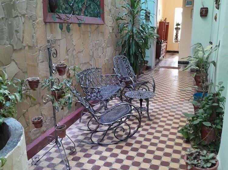 تختخواب و صبحانه Adrianos Hostal