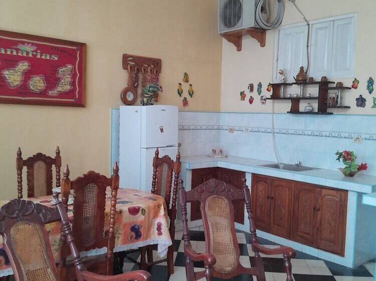 تختخواب و صبحانه Adrianos Hostal