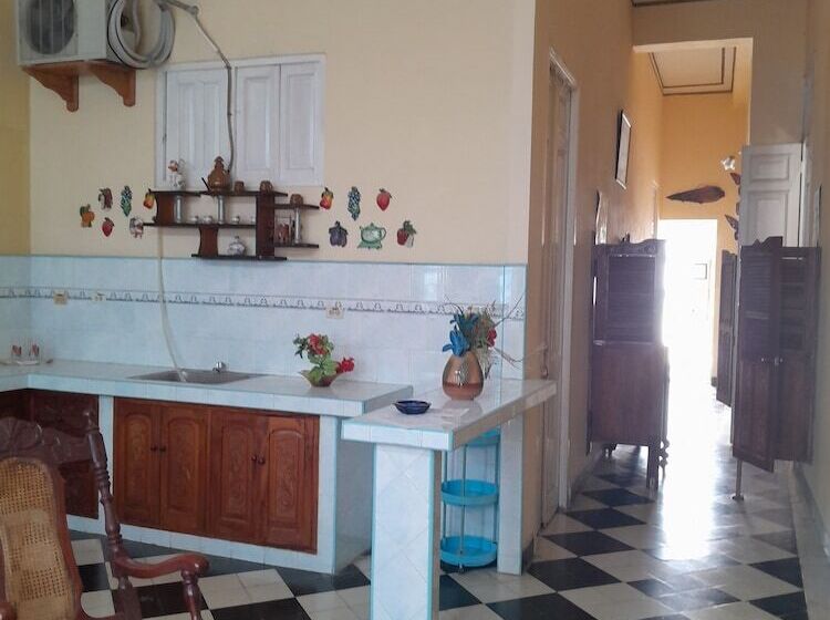 تختخواب و صبحانه Adrianos Hostal