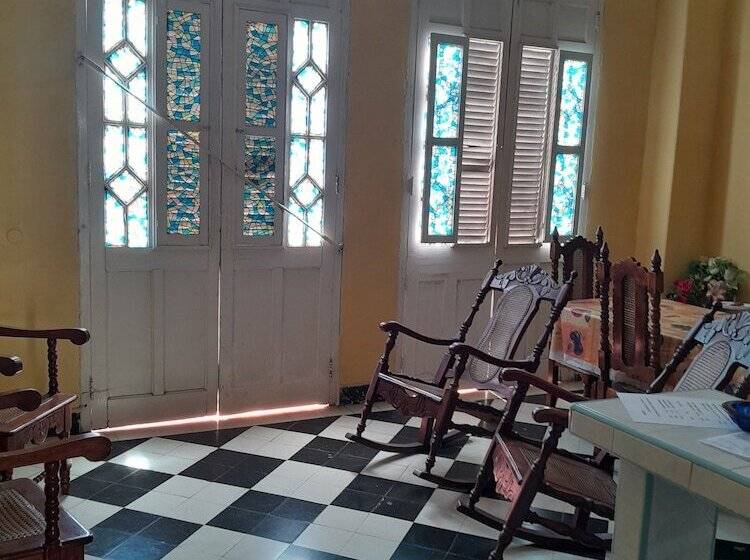 تختخواب و صبحانه Adrianos Hostal