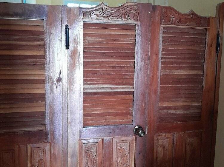 تختخواب و صبحانه Adrianos Hostal