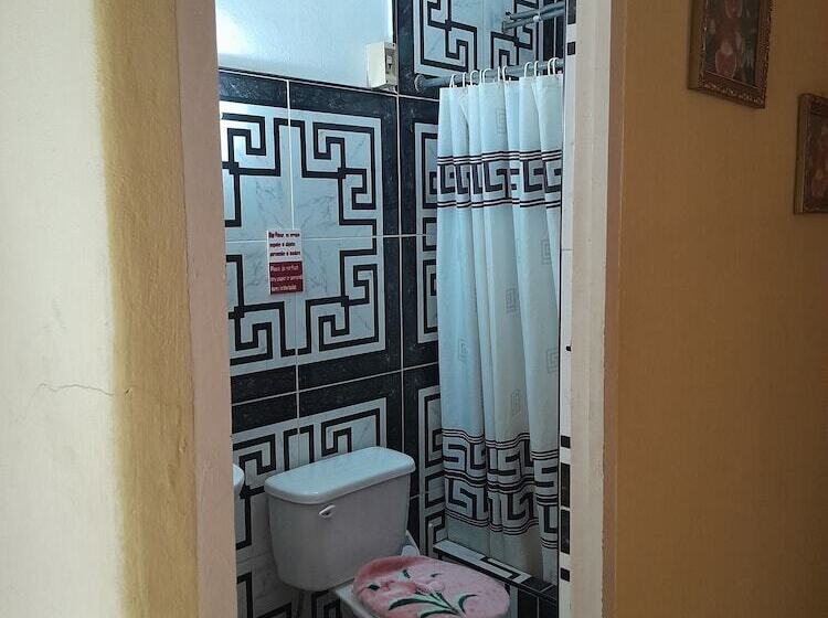 تختخواب و صبحانه Adrianos Hostal